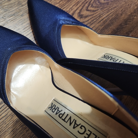 Silky comfy navy heels! - Picture 5 of 6